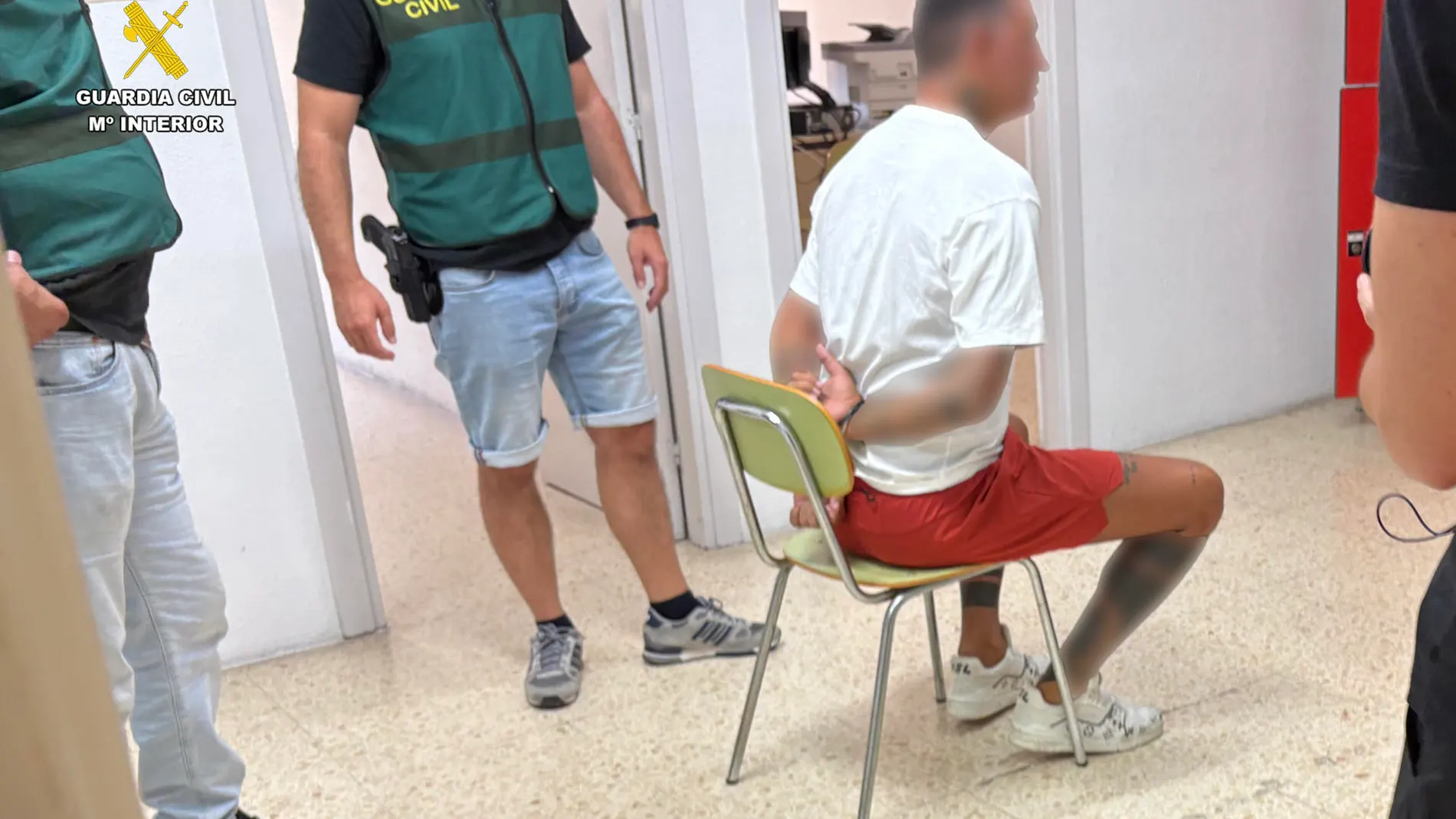 Imagen de la Guardia Civil en el momento de la detención al narcotraficante italiano. Imagen de la Guardia Civil en el momento de la detención al narcotraficante italiano.