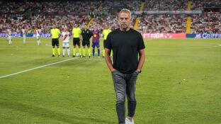 Hansi Flick en el estadio de Vallecas