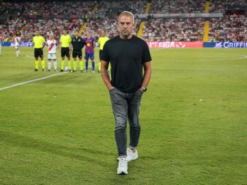 Hansi Flick en el estadio de Vallecas