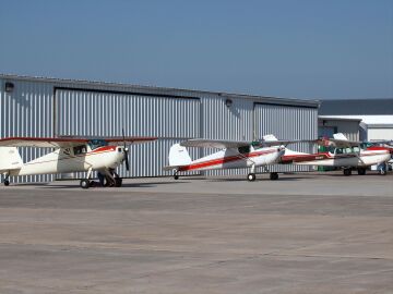 Varias avionetas dispuestas en el aeropuerto municipal de Fort Morgan. 