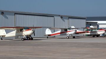Varias avionetas dispuestas en el aeropuerto municipal de Fort Morgan. 
