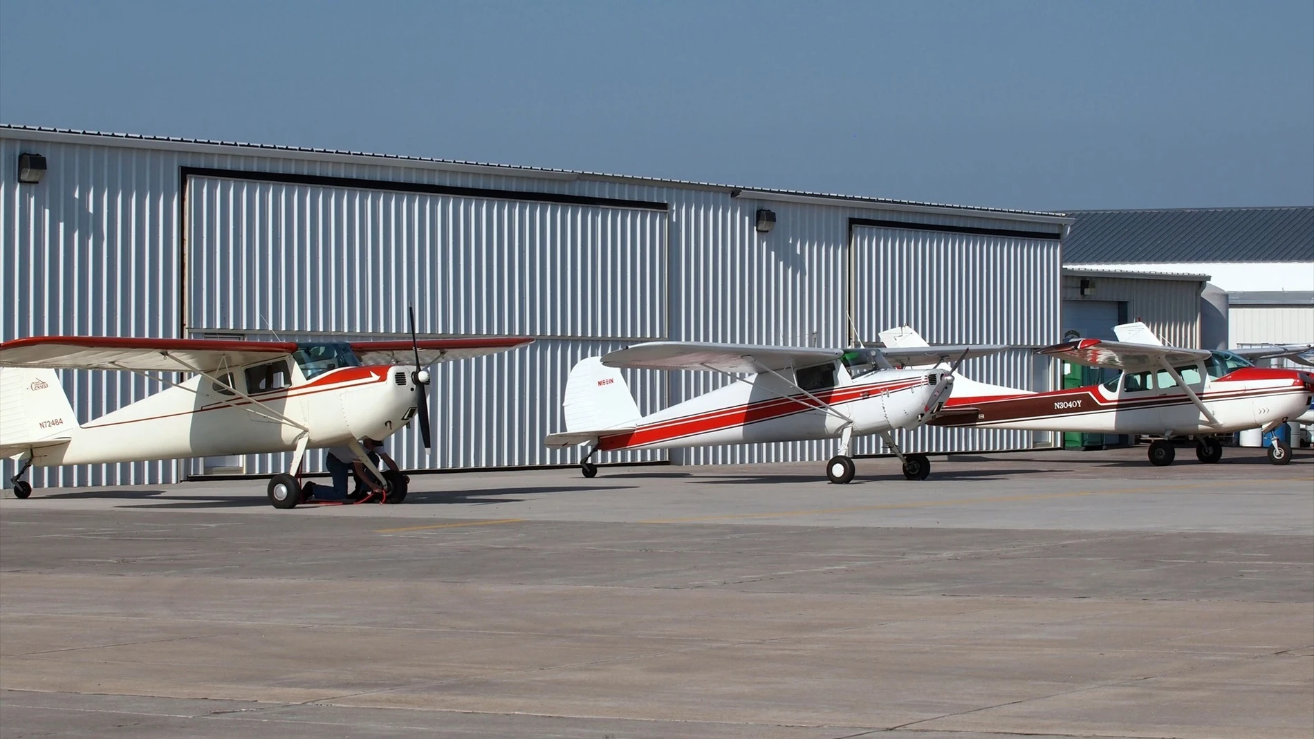 Varias avionetas dispuestas en el aeropuerto municipal de Fort Morgan. Varias avionetas dispuestas en el aeropuerto municipal de Fort Morgan.