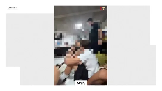 Localizan a 27 menores encerrados en un cuarto de una discoteca de Gran Canaria para esquivar a la Policía: “Papá, tengo miedo" Localizan a 27 menores encerrados en un cuarto de una discoteca de Gran Canaria para esquivar a la Policía: “Papá, tengo miedo"