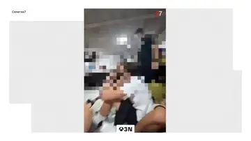 Localizan a 27 menores encerrados en un cuarto de una discoteca de Gran Canaria para esquivar a la Policía: “Papá, tengo miedo" Localizan a 27 menores encerrados en un cuarto de una discoteca de Gran Canaria para esquivar a la Policía: “Papá, tengo miedo"