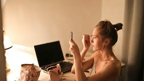 Mujer maquillándose Mujer maquillándose