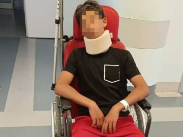 Imagen del portero de 13 años tras ser atendido en el hospital
