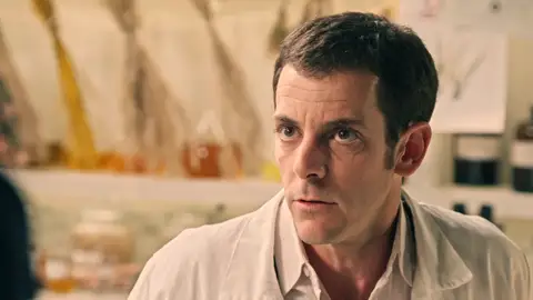 Avance del próximo capítulo de Sueños de libertad: Luis intenta normalizar su relación con Cristina tras su beso con ella Avance del próximo capítulo de Sueños de libertad: Luis intenta normalizar su relación con Cristina tras su beso con ella