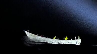 Detenidos 16 ocupantes del cayuco rescatado al sur de Canarias en el que murieron decenas de personas