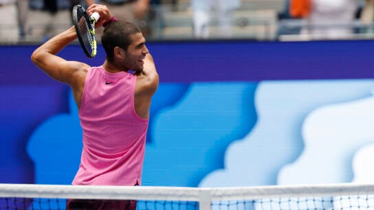 Carlos Alcaraz celebra su triunfo ante Lehecka con un swing de golf