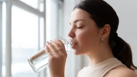 Mujer bebiendo agua Mujer bebiendo agua