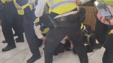 VÍDEO: La Policía rocía con gas pimienta a un niño de 11 años en protestas antinmigrantes en Londres