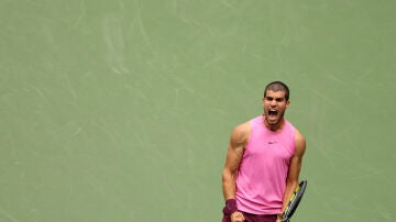 Carlos Alcaraz celebra la victoria ante Jiri Lehecka en los cuartos del US Open