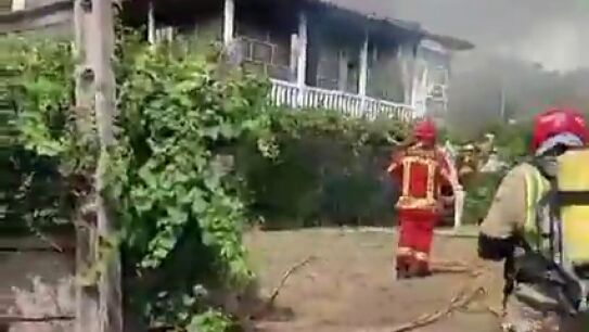 Dos j&oacute;venes salvan a un anciano de un incendio en su casa en Pontevedra: "Nada m&aacute;s salir se cay&oacute; el techo"