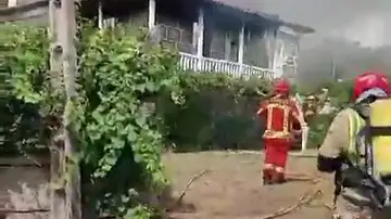 Dos jóvenes salvan a un anciano de un incendio en su casa en Pontevedra: "Nada más salir se cayó el techo" Dos jóvenes salvan a un anciano de un incendio en su casa en Pontevedra: "Nada más salir se cayó el techo"