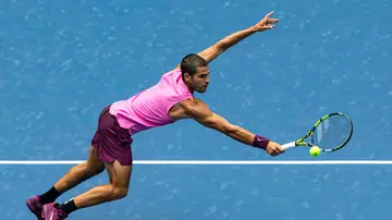 Carlos Alcaraz realiza una volea ante Jiri Lehecka Carlos Alcaraz realiza una volea ante Jiri Lehecka