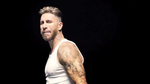 Sergio Ramos en el videoclip de su canción 'Cibeles' Antena 3