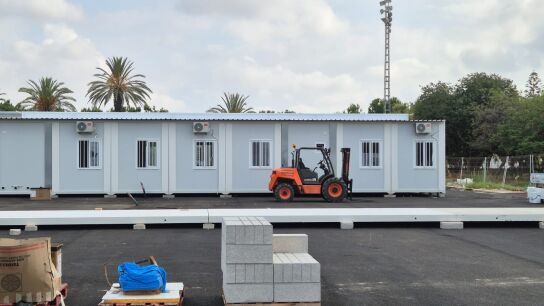 Instalaci&oacute;n de aulas prefabricadas en la Escuela Infantil Ausi&agrave;s March y el Centro de Educaci&oacute;n Primaria (CEP) Llu&iacute;s Vives de Massanassa