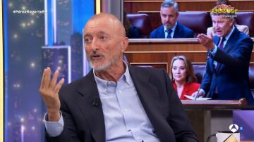 Pérez-Reverte se sincera: "Yo tengo una deuda personal con Feijóo, creo que sería mejor presidente del Gobierno que líder de la oposición"