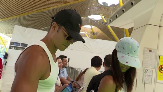 Sof&iacute;a Suescun y Kiko Jim&eacute;nez en el aeropuerto