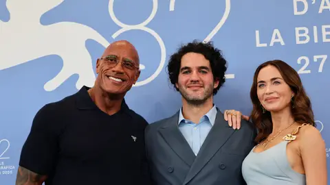 El director Benny Safdie con Dwayne Johnson y Emily Blunt presentando The Smashing Machine en el Festival de Venecia El director Benny Safdie con Dwayne Johnson y Emily Blunt presentando The Smashing Machine en el Festival de Venecia