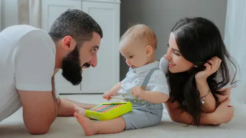 Padres con su bebé Padres con su bebé