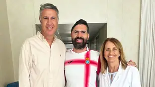 El alcalde de Badalona junto al aficionado del Espanyol herido y a la Dra Montserrat El alcalde de Badalona junto al aficionado del Espanyol herido y a la Dra Montserrat