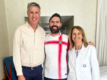 El alcalde de Badalona junto al aficionado del Espanyol herido y a la Dra Montserrat