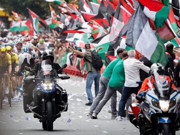 Protestas contra el equipo Israel-Premier Tech en la llegada de la Vuelta a Bilbao