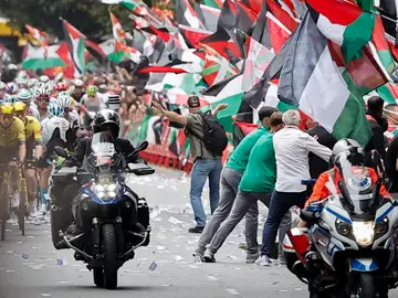 Protestas contra el equipo Israel-Premier Tech en la llegada de la Vuelta a Bilbao Protestas contra el equipo Israel-Premier Tech en la llegada de la Vuelta a Bilbao