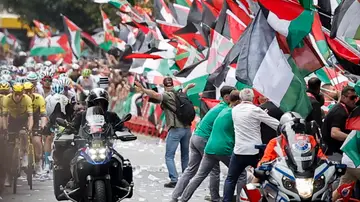 Protestas contra el equipo Israel-Premier Tech en la llegada de la Vuelta a Bilbao Protestas contra el equipo Israel-Premier Tech en la llegada de la Vuelta a Bilbao