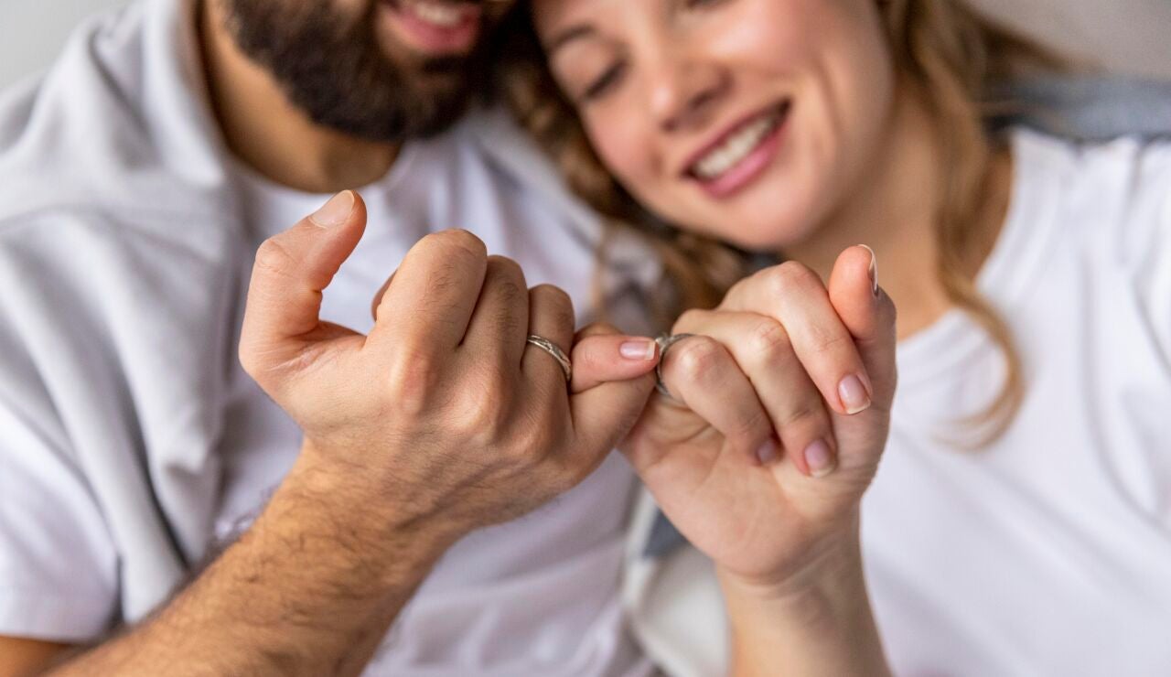 Pareja mostrando sus anillos