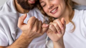 Pareja mostrando sus anillos