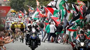 Varias personas tratan de cortar la marcha de los ciclistas en Bilbao Varias personas tratan de cortar la marcha de los ciclistas en Bilbao