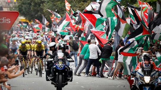 Varias personas tratan de cortar la marcha de los ciclistas en Bilbao