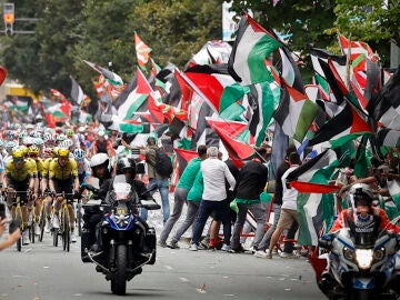 Varias personas tratan de cortar la marcha de los ciclistas en Bilbao
