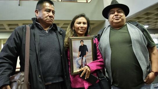El exjesuita Pedro Lima, Erika Monta&ntilde;o y el representantes de la comunidad de sobrevivientes de Bolivia, Wilder Flores