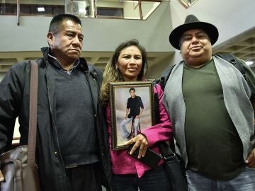 El exjesuita Pedro Lima, Erika Montaño y el representantes de la comunidad de sobrevivientes de Bolivia, Wilder Flores