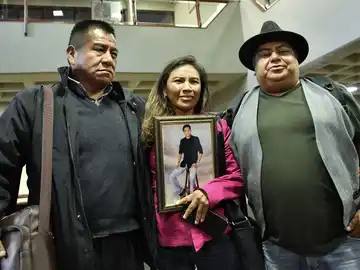 El exjesuita Pedro Lima, Erika Montaño y el representantes de la comunidad de sobrevivientes de Bolivia, Wilder Flores El exjesuita Pedro Lima, Erika Montaño y el representantes de la comunidad de sobrevivientes de Bolivia, Wilder Flores