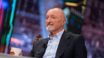 Arturo Pérez-Reverte recuerda su época de reportero: "Cada vez tengo más remordimientos por los muertos que dejé en el camino"