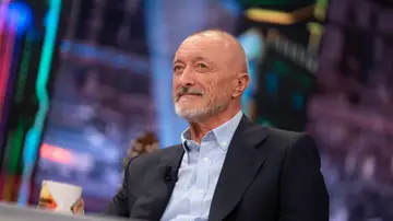 Arturo Pérez-Reverte recuerda su época de reportero: "Cada vez tengo más remordimientos por los muertos que dejé en el camino" Arturo Pérez-Reverte recuerda su época de reportero: "Cada vez tengo más remordimientos por los muertos que dejé en el camino"