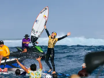 Molly Picklum celebra su victoria en Cloudbreak, Fiji Molly Picklum celebra su victoria en Cloudbreak, Fiji
