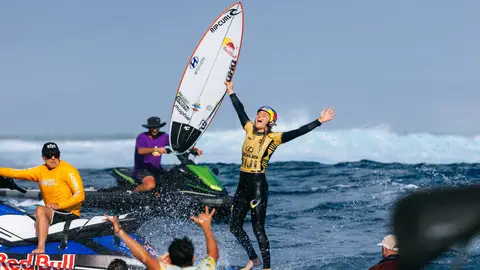 Molly Picklum celebra su victoria en Cloudbreak, Fiji Molly Picklum celebra su victoria en Cloudbreak, Fiji