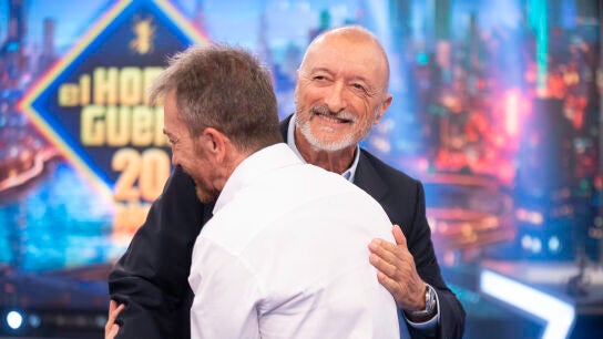 El alegato de P&eacute;rez-Reverte a favor de la educaci&oacute;n: "Un libro es un arma defensiva"