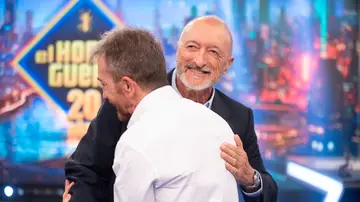 El alegato de Pérez-Reverte a favor de la educación: "Un libro es un arma defensiva" El alegato de Pérez-Reverte a favor de la educación: "Un libro es un arma defensiva"