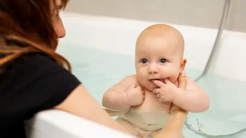 Baño de un bebé Baño de un bebé