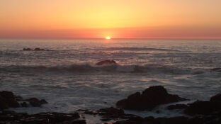 Puesta de sol en el oc&eacute;ano Atl&aacute;ntico