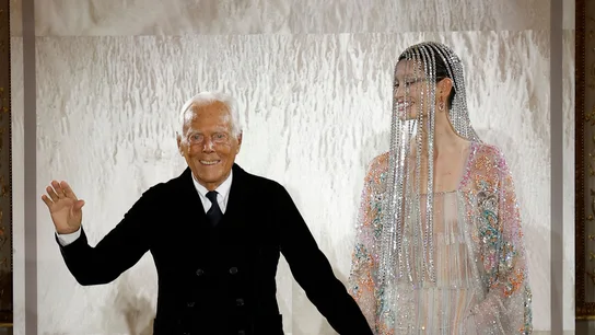Giorgio Armani y una modelo Giorgio Armani y una modelo