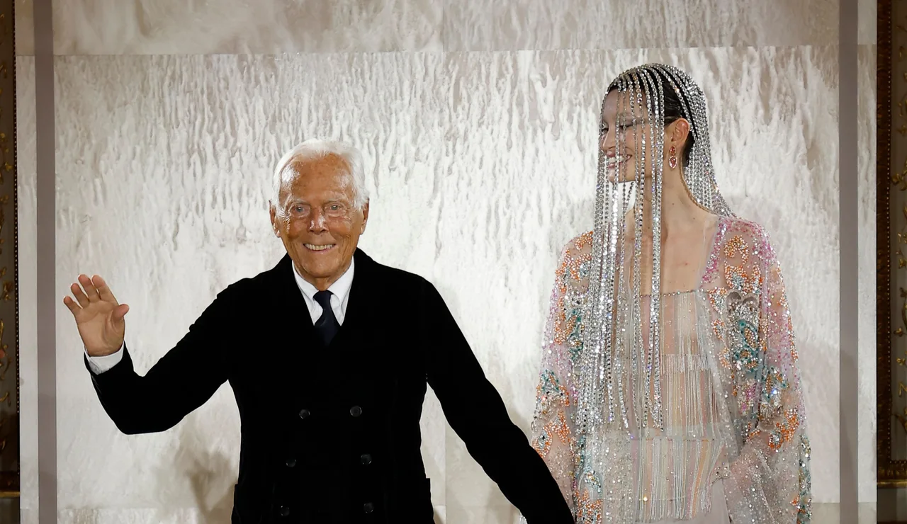 Giorgio Armani y una modelo