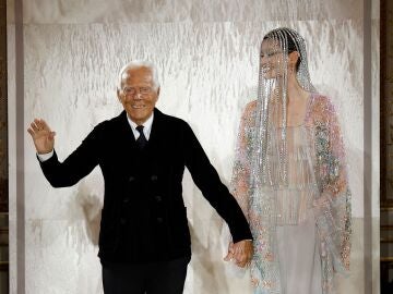 Giorgio Armani y una modelo