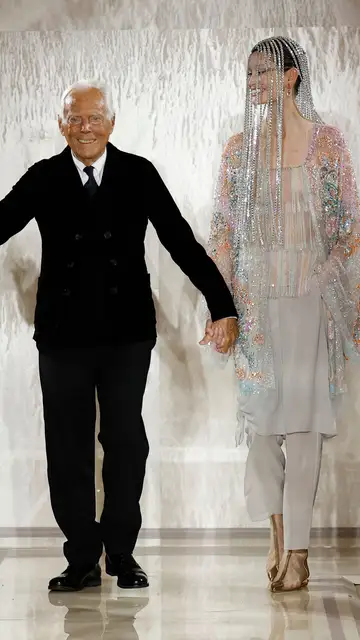 Giorgio Armani y una modelo Giorgio Armani y una modelo